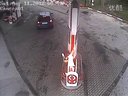 俄罗斯的笨女人加油把燃气泵也拉坏了 (189播放)
